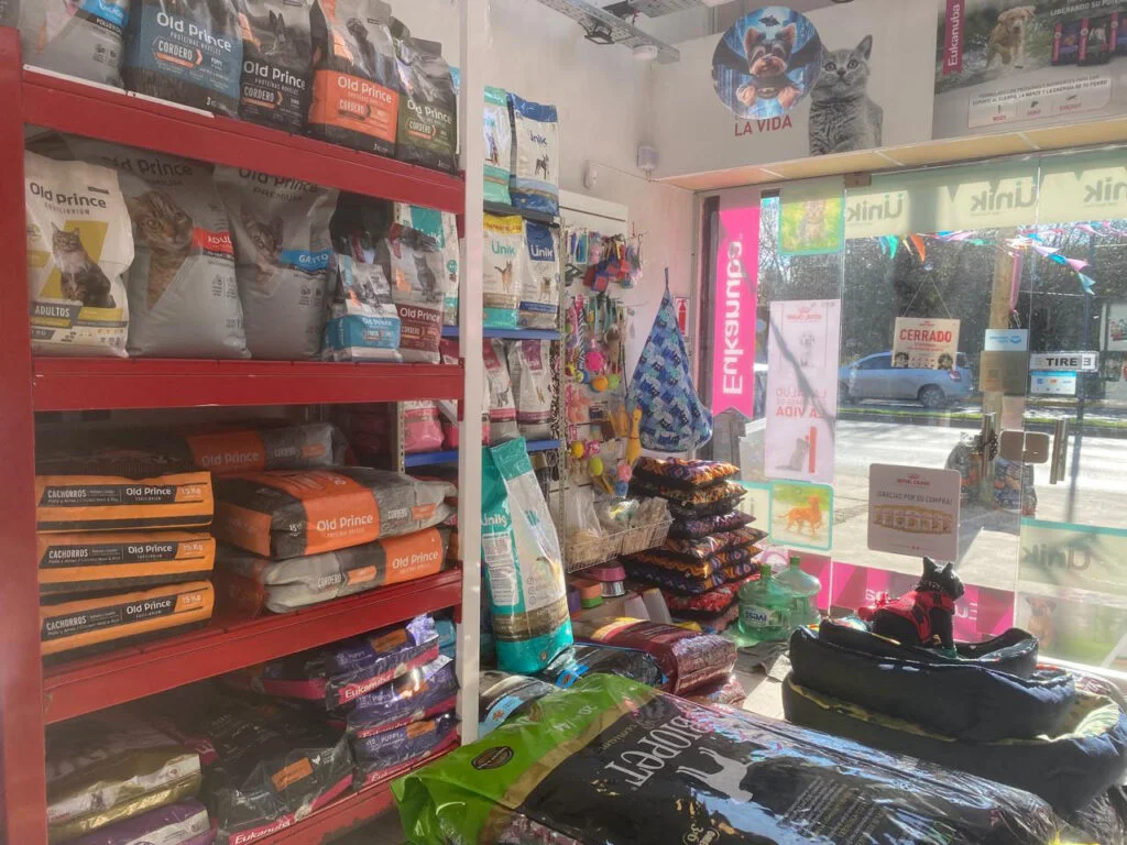 Productos para mascotas exhibidos en el local